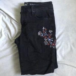 black skinny jeans with appliqué detail